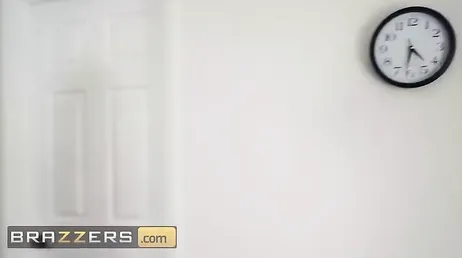 La inglesa Katy Jayne acaba enculada por un joven en la sala de masajes