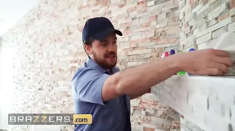 La inglesa Katy Jayne acaba enculada por un joven en la sala de masajes
