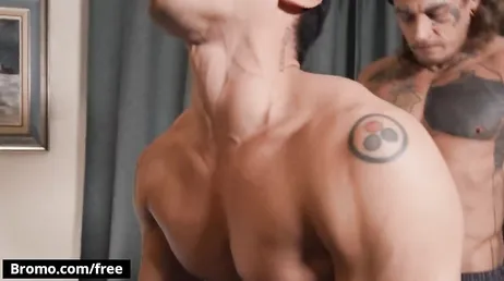 Su compañero de piso le pilla masturbándose y mamando un dildo a escondidas