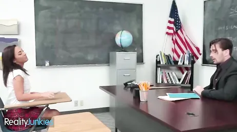 El profesor me empotra contra la mesa de su despacho, menuda polla tiene