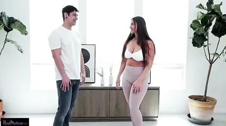 Creo que mamá se quiere follar hoy a su entrenador personal
