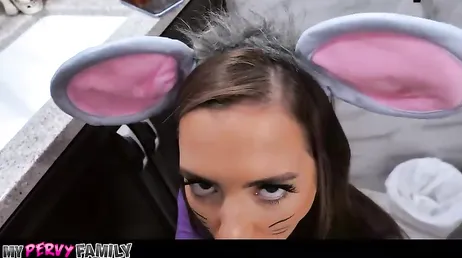 Que buen rabo se está comiendo la ratoncita Bailey Base joder ... !!