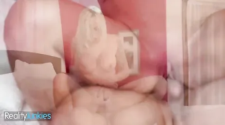 Le acerco unas toallas al amigo de mi hijo .., me lo follaría ahora mismo !!