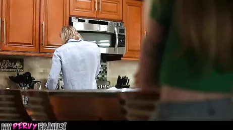 Otra vez papá? joder, es que no sabes llamar a la puta puerta?