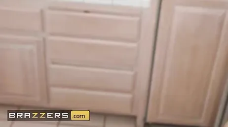 Pero qué coño están haciendo mi hermana y mi novia ..? se están follando !!