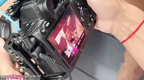 Mi padrastro y yo nos sacamos un buen dinero grabando porno casero
