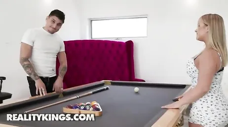 Que manera más rara tiene esta pareja de jugar al billar, no os parece?