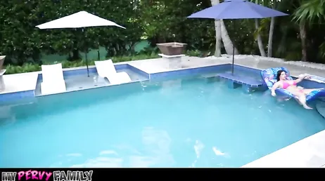 Vivian Taylor sabe como llamar la atención en la piscina, menuda hembra !!