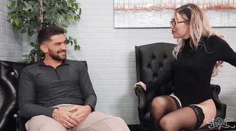 Quelle surprise elle va avoir en découvrant que sa psychologue est une femme transgenre... !!