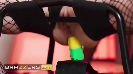 Rebel Rhyder prepara su nuevo juguete, su máquina folladora !!