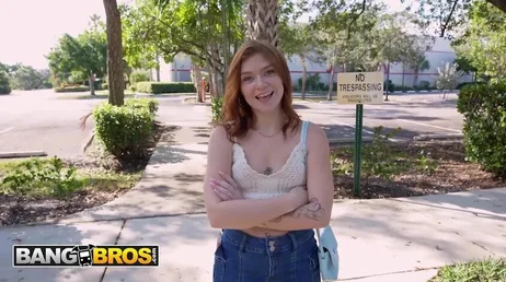 Katerina Deville se sube a la furgoneta de BangBros para grabar porno