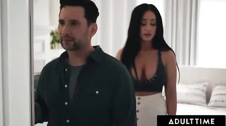 No la puedo mirar, se me van los ojos a sus dos tremendas tetas !!