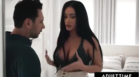 No la puedo mirar, se me van los ojos a sus dos tremendas tetas !!
