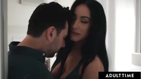 No la puedo mirar, se me van los ojos a sus dos tremendas tetas !!