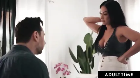 No la puedo mirar, se me van los ojos a sus dos tremendas tetas !!