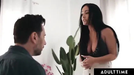 No la puedo mirar, se me van los ojos a sus dos tremendas tetas !!