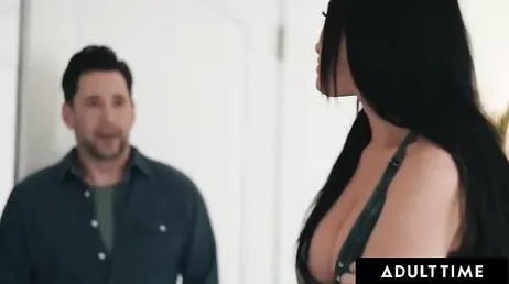 No la puedo mirar, se me van los ojos a sus dos tremendas tetas !!