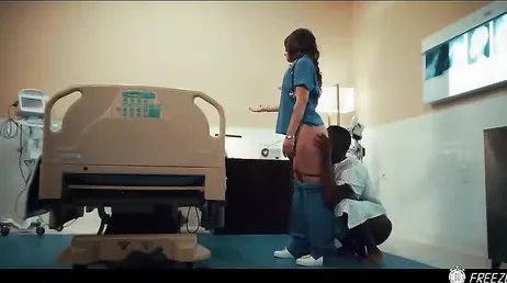 Freak Porn : Le temps s'arrête et il en profite pour tripoter l'infirmière.