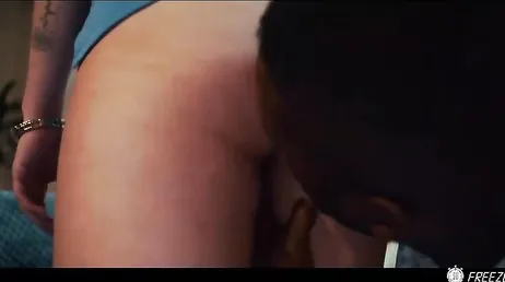 Freak Porn : Le temps s'arrête et il en profite pour tripoter l'infirmière.