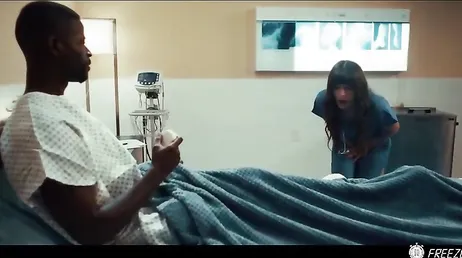 Freak Porn : Le temps s'arrête et il en profite pour tripoter l'infirmière.