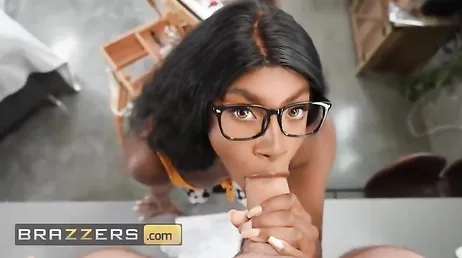 Que bien la chupa la negra Amari Anne y mirar que pezones tiene .. !!