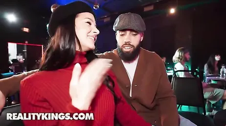 Esta pareja parece querer hacer sexo en público, ella está muy cachonda