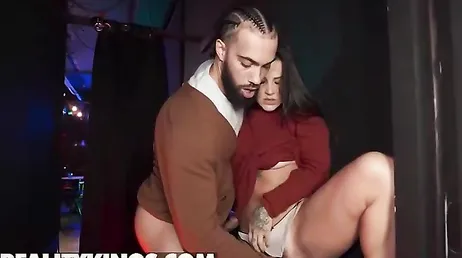 Esta pareja parece querer hacer sexo en público, ella está muy cachonda