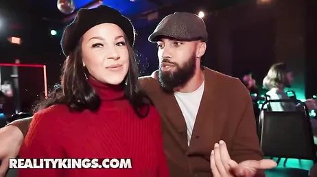 Esta pareja parece querer hacer sexo en público, ella está muy cachonda