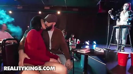 Esta pareja parece querer hacer sexo en público, ella está muy cachonda