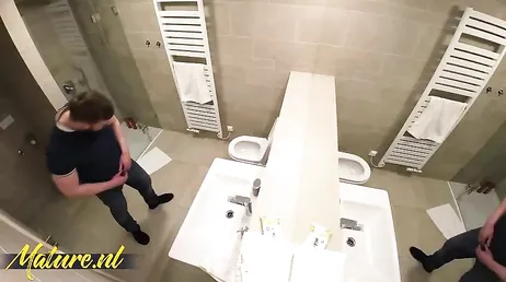 A mulher inglesa madura não consegue colocar aquele pênis enorme na boca.