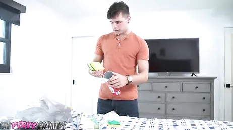 Kona Jade echa el tanga a un lado para que su chico la penetre