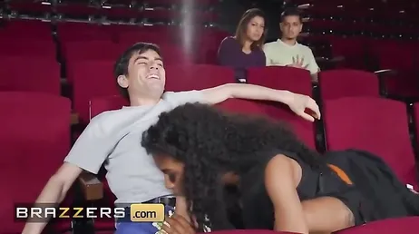 Un chico me invita a palomitas en el cine y yo a cambio me lo follaré