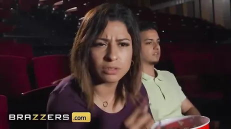 Un chico me invita a palomitas en el cine y yo a cambio me lo follaré