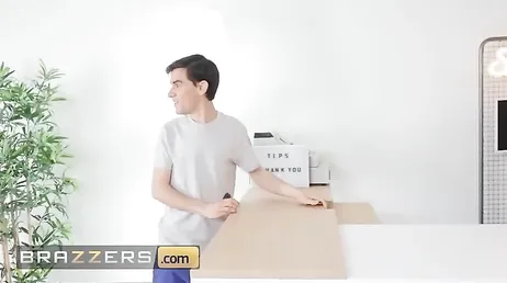 Un chico me invita a palomitas en el cine y yo a cambio me lo follaré