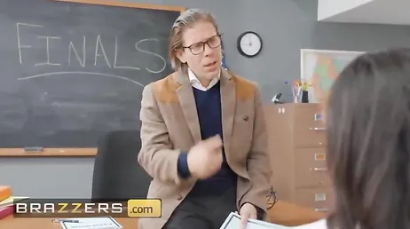 La colegiala repetidora va a meter al profesor en un buen lío ... !!