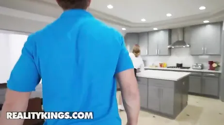 Anda, deja un poco de limpiar que te voy a dar tu propina en forma de polla ... !!