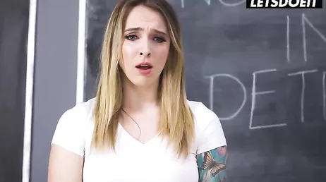 La profesora se pone una polla de latex y se folla a las alumnas