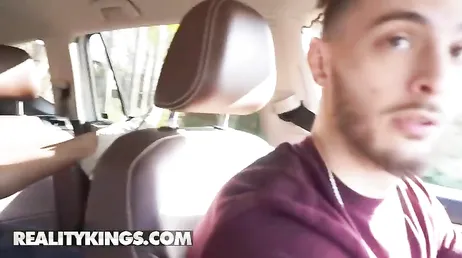 El conductor del uber tiene que aguantar que follen en el asiento de atrás