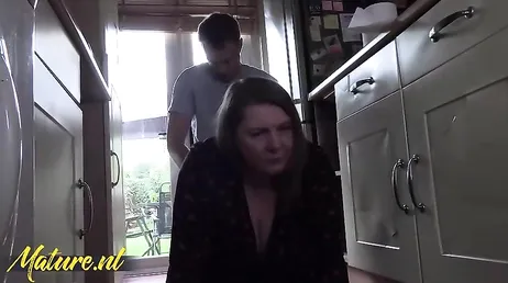 Mi suegra se empeña en hacerme una mamada y no me negaré ... !!
