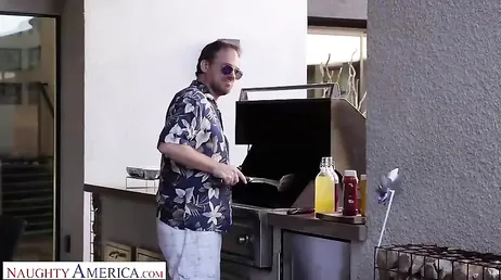 Mientras su marido pagafantas hace la barbaoca ella se folla al nuevo vecino