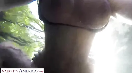 Mientras su marido pagafantas hace la barbaoca ella se folla al nuevo vecino