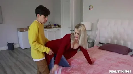 Ahora jovencito, te vas a enterar de la diferencia de follar con una madura milf