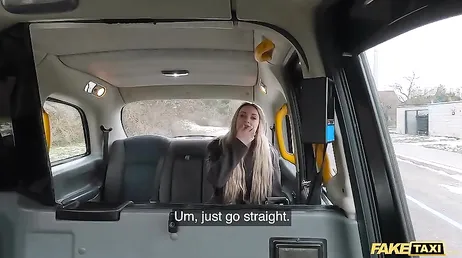 Imaginate que una rubia asi de sexy se sube a tu taxi y se pone a cuatro patas