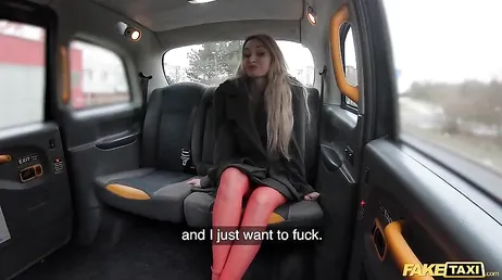 Imaginate que una rubia asi de sexy se sube a tu taxi y se pone a cuatro patas