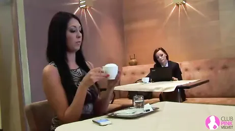 Ama de casa bisexual mete mano a su hijastra mientras la chica friega los platos