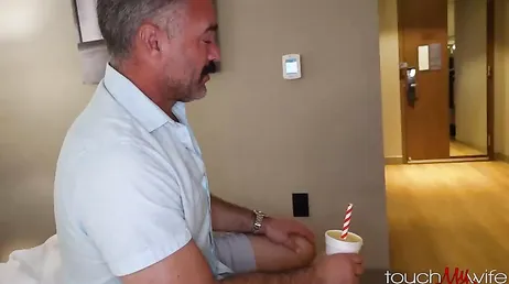 La sonrisa de una esposa infiel a la que su marido le da permiso para follar