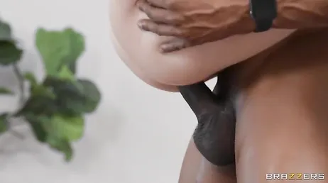 XXX interracial con dos zorras sumisas que adoran los trios porno