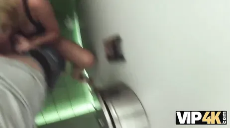 Eine russische Fremdgängerin hat Sex mit einem Fremden im Zug und geht dann mit ihm zurück in ihre Wohnung.