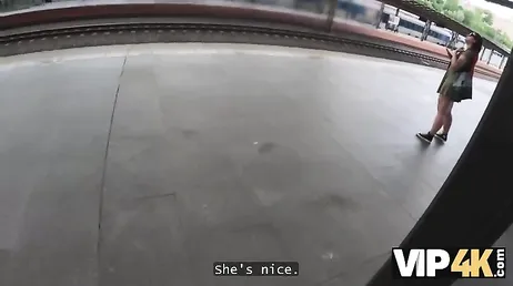 Eine russische Fremdgängerin hat Sex mit einem Fremden im Zug und geht dann mit ihm zurück in ihre Wohnung.