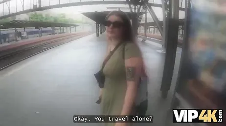 Eine russische Fremdgängerin hat Sex mit einem Fremden im Zug und geht dann mit ihm zurück in ihre Wohnung.